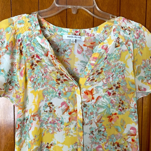 “ROSE + OLIVE” LADIES PRETTY FLORAL FLOWY BLOUSE, SIZE SMALL - Picture 3 of 5
